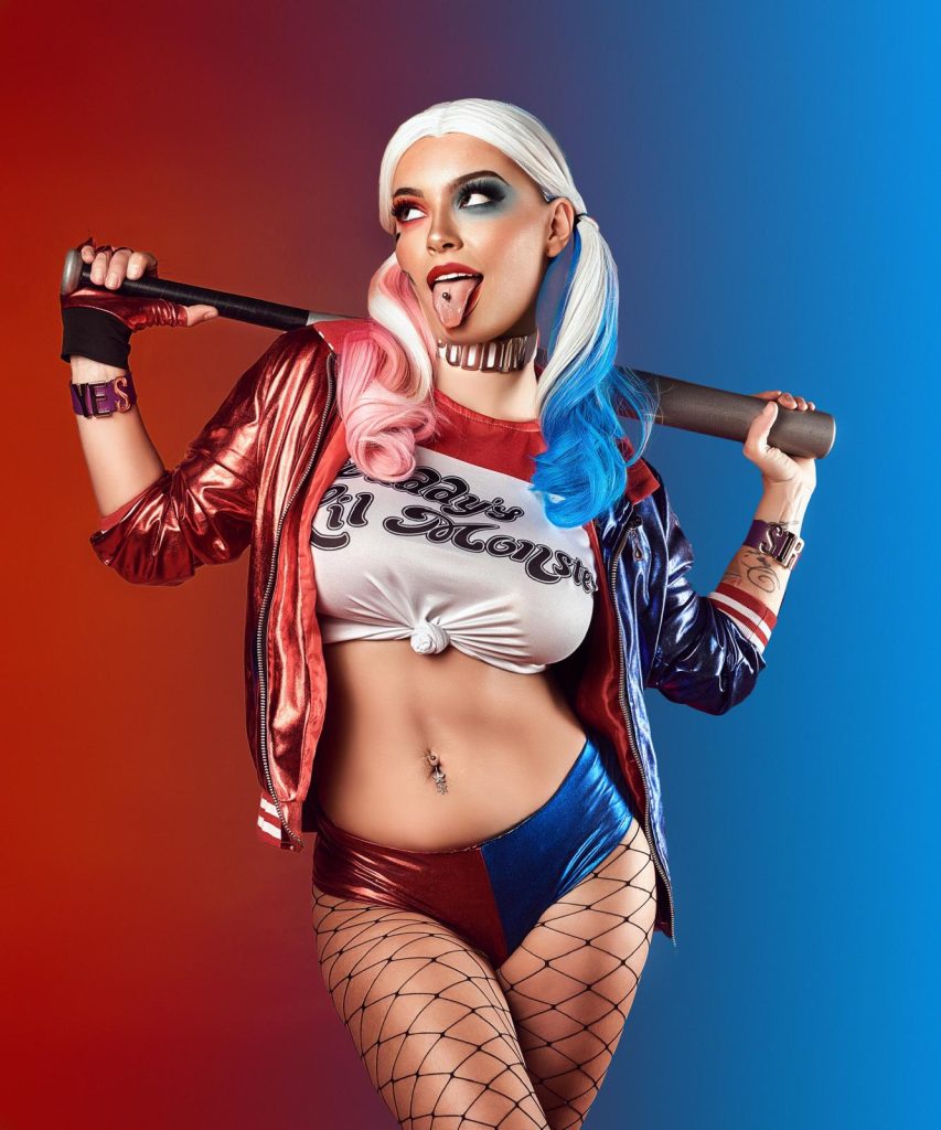 Nanassecret im Harley Quinn Cosplay mit Baseballschläger für exklusiven FansyMe Content