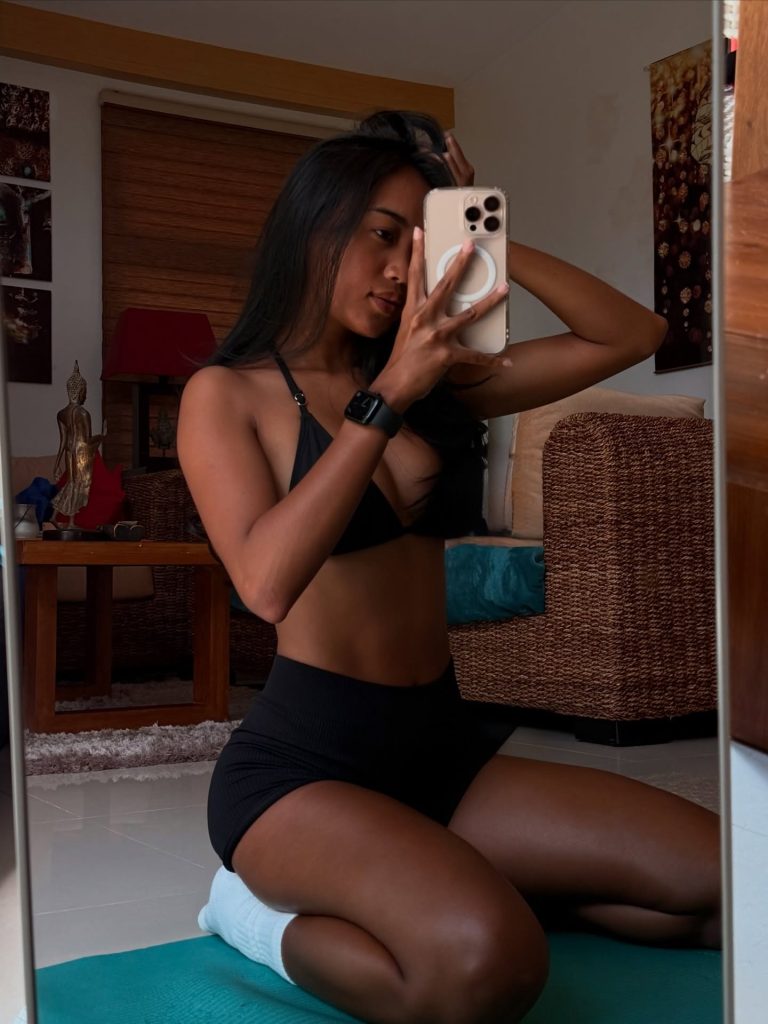 Miyaka Chan takes a mirror selfie in an athletic look, showing off her natural charisma.
