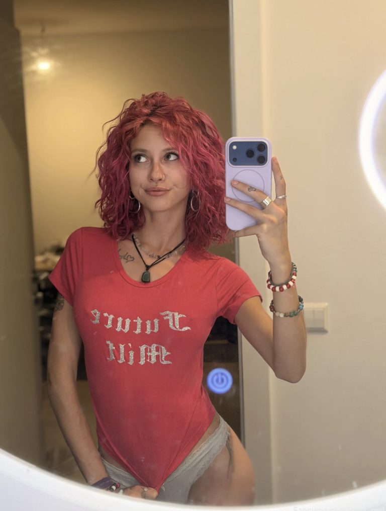 Melanie Jasmin mirror selfie with red curls in a red T-shirt